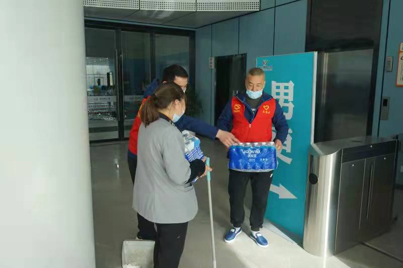 践行雷锋精神,苏体场馆在行动